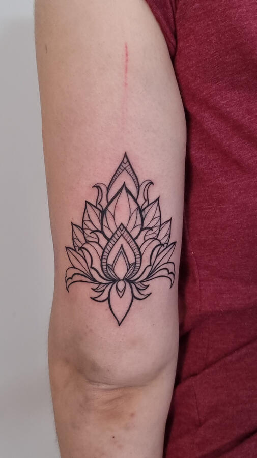 Blackwork tetoválás – győri tetoválás Dodó Ink Tattoo